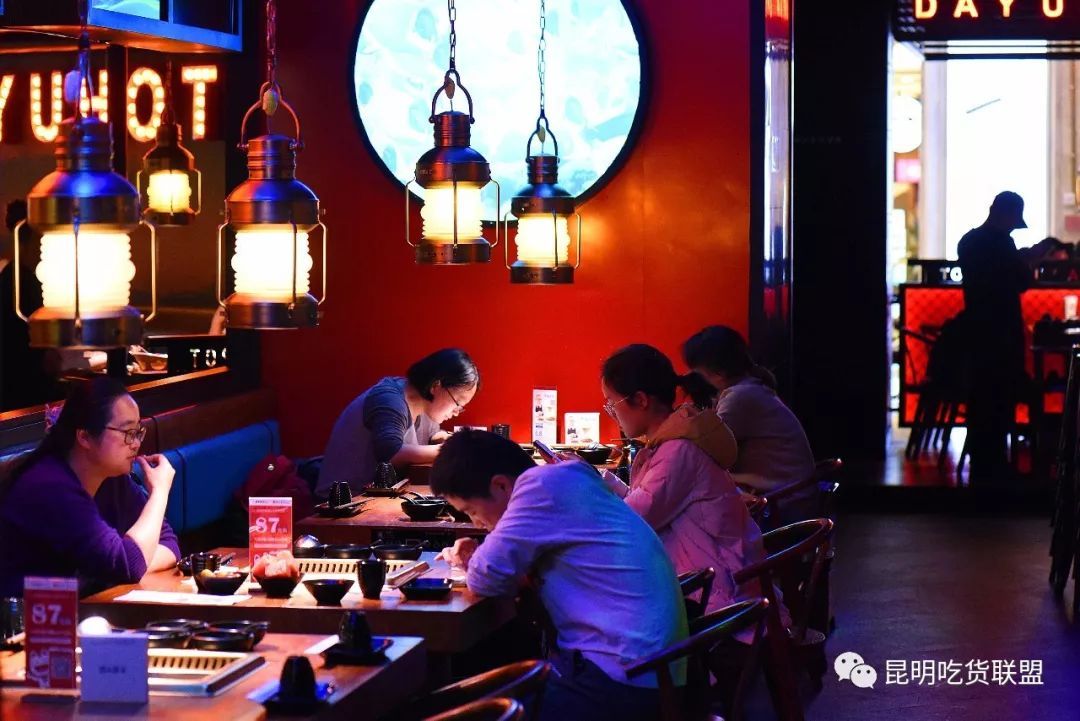 生活远比电影精彩!秦笃山、王玥玲:最美的爱情‘开云电竞’(图2) 开云电竞