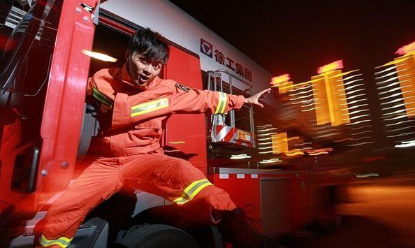 ‘开云电竞app下载安装’黄景行搭档D次方《13 in1 》一口气跳完10支齐舞?!总监合作舞台battle升级!(图1) 开云电竞